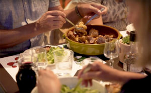 repas partagé, cuisine locale et convivialité